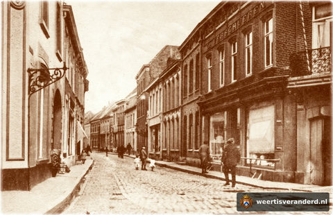 In het pand rechts startte de firma Paquay zijn eerste warenhuis. Later begon André Coolen er een schoenenwinkel.