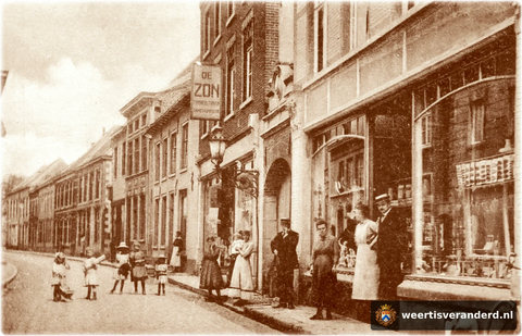 De bazaar van Boonen, later Verspagen, was gehuisvest in de winkel uiterst rechts. Daarnaast lag het goedkoopste adres voor schoenen en manufacturen, firma H.J. Coolen - magazijn De Zon. En in latere jaren zat in het huis ernaast de kapper