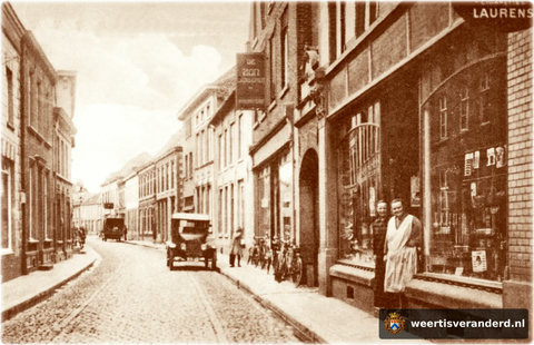 Wie weet de namen van deze twee gezellige dames die bedienden in de bazaar van Boonen? Hier is nu restaurant Bretelli gevestigd. In het pand met het uithangbord van de Zon was later schoenzaak Peeters-Coolen gevestigd. Daarna kwam hier scho