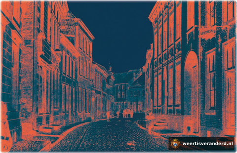 Rechts de eerste apotheek van Hupperetz in de Hoogstraat. We kijken richting Markt. Herkenbaar is nog het pand Venmans.