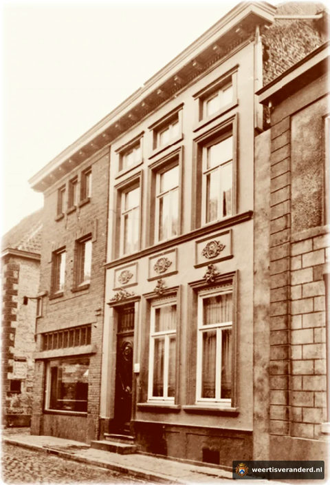 Hoogstraat hoek Princenstraat. Pand links werd in 1938 gebouwd. Hier was gevestigd orgelbouw Vermeulen.