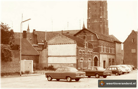 Een blik op het pand waar nu de Wereldwinkel gevestigd is. Het hoorde bij het rechts ervan liggende huis, waarin “Koloniale Waren Het Zwaard” annex levensmiddelengroothandel Kneepkens was gevestigd. Nu is hier Brasserie de Oude Markt.