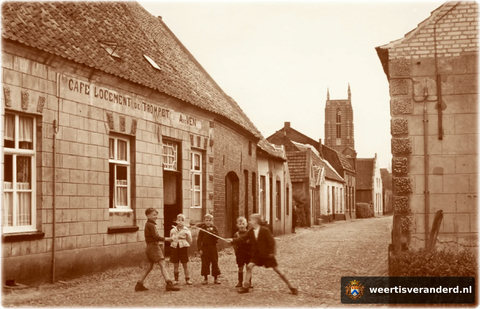 Op de hoek van de Hegstraat en de Hogesteenweg lag logement De Trompet van de familie van de Ven. Ernaast lagen enkele armoedige, zeer kleine huisjes.