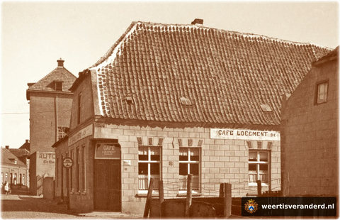 Nogmaals logement De Trompet in volle glorie, met op de achtergrond de toren van de landbouwwerktuigenfabriek Timmermans. Later was hier korte tijd de typemachinefabriek Halberg gevestigd.