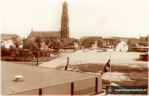 “Waat ’n gaat, waat ‘n gaat...”, zong het Weerter Mannenkoor in deze jaren. Albert Heyn heeft zijn nieuwe vestiging op de voorgrond al betrokken, de toren is herbouwd en aan de Beekstraat verrijzen de eerste panden. Maar “Toos de Jager” met