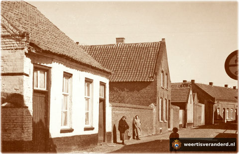 De daken waren nog niet voorzien van dakgoten en aan weerszijden van de straat liep de “ziêp”om regen- en schrobwater af te voeren.