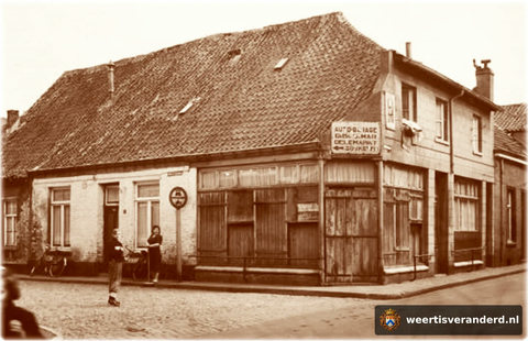Begin van de Hogesteenweg gezien vanuit de Beekstraat. In het witte pand woonde de familie Schuman (Sienske van Matties).