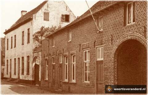 Het witte pand stamt uit de zeventiende eeuw en werd bewoond door de familie de Graef. Bijgenaamd “Pitaf”. Ernaast staat nog een statige oude stadsboerderij van de familie Nouwen, met bijnaam “Noeëts Fien”. Beide panden zijn gesloopt ten be