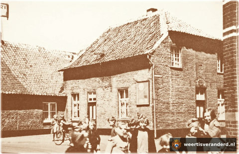 Hoek verlengde Beekstraat en ‘t Morregat. Op de achtergrond een oude stadsboerderij met wolfsdak. De naam ‘Morregat’ is afkomstig van ‘muurgat’ en is een klein poortje voor verkeer met gronden buiten de stad.