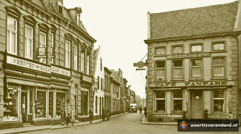 Kijkje in de Beekstraat vanaf de Markt. Links de Bazar van Paquay. In het witte huis ernaast woonde Marie van Pietje Camp. In ‘t vlaaihuis was bakkerij Stribos gevestigd.