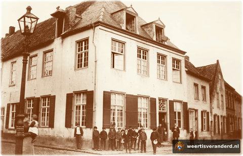 Een oudere versie van het pand op de hoek van Muntpromenade en Beekstraat. Voor de samenvoeging van vier panden; twee uit de Molenstraat en twee uit de Beekstraat (zie foto pag.108).