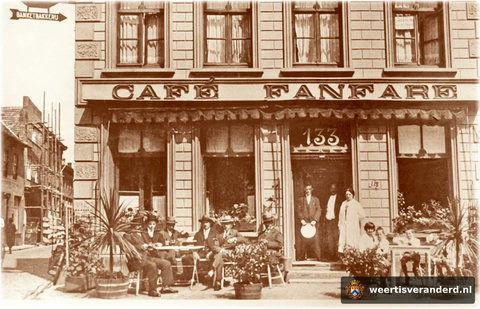In het vlaaihuis, waar nu McDonald’s gevestigd is, was vroeger café Fanfare met een fraai aangekleed terras. Eerst van familie Wissing, later van Frans van de Laar. Er waren ook kamers te huur. Sociëteit Amicitia had hier van 1850 tot 1870