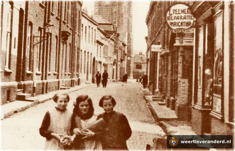 Rechts “Douven Galanterieën” en de doorgang naar garage Reemers. Links het “Oud Gesticht”.