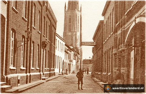 Links het oude “Sint Jans Gasthuis”, gebouwd in 1869. Het eerste ziekenhuis van Weert en werd tevens, ‘t Gesticht genoemd. Het witte pand is de kapelanie van de parochie.