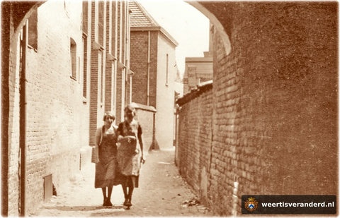 Dezelfde doorgang gezien vanaf de Beekstraat.
