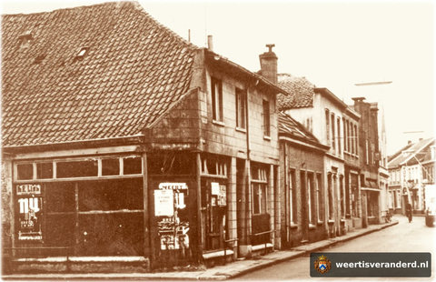 Hoek Hogesteenweg, Jan van der Croonstraat, Beekstraat en verlengde Beekstraat. Enkele panden zijn reeds gesloopt. Links slagerij Giesen, rechts bakkerij Van de Broek. De naam Morregat werd later gewijzigd in Jan van der Croonstraat, om de