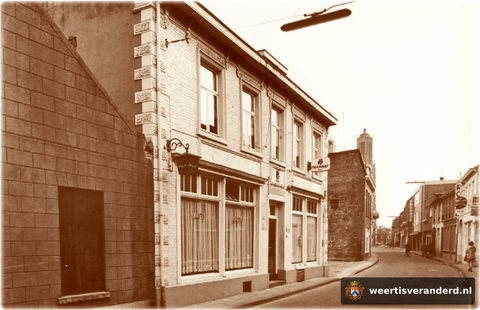 Pand “De Roos” als café De Ton. In de 17e eeuw herberg en bakermat van twee kloosterorden. In 1662: zusters Penitenten, later een eigen klooster in de Beekstraat. In 1904: Paters van de Heilige Geest met hun seminarie.