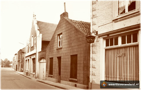 Beekstraat, richting Verlengde Beekstraat. Rechts vooraan het pand “De Roos”, in de 17e eeuw reeds herberg en brouwerij, daarnaast het huisje van de familie Coenen en vervolgens het prachtige pand “De Sleutel”.