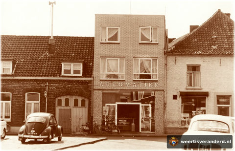 Frituur Dils. Daarvoor woonde er de familie van Mierlo. Links timmerwerkplaats en café van Sjang en Dora Stribos.
