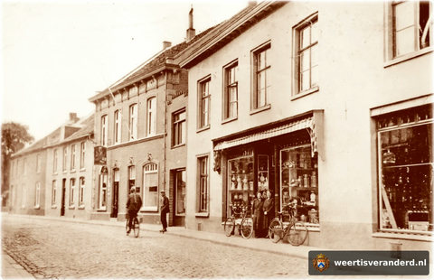 De verlengde Beekstraat met rechts het pand van de familie Gruijthuijsen. Daarnaast de sigaren- en drankenzaak van Pierre Stultiens-Bos (Pierre van Sjang van de Speul). Vervolgens het pand Joosten en daarnaast bakker Schol (de Bebbel).