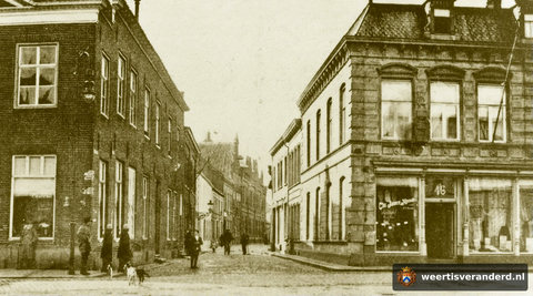 Kijkje in de Molenstraat vanaf de Markt. Rechts de winkel van Cas Jansen, Nu Bekx. Links het nog niet verbouwde pand Reemers, nu speelgoedzaak Bart Smit. Op de achtergrond het Bisschoppelijk College en (Taverne) de Oude Munt.