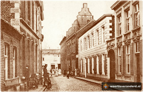 Gezien richting Markt. Gelderse gezwenkte gevel van pand Reemers uit 1699. Het witte pand rechts was van Frans van de Velden en is in september 1944 door een granaatinslag verwoest. Dat was het begin van de Nieuwe Markt.