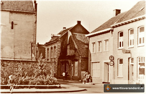 Van rechts naar links: Voormalig woonhuis Lubse, Fritske Nouwen, poelier en dan het voormalige pand van Giebels. Hier was ook enige tijd Posno-sport gevestigd. Daarnaast nog het huis van Frits Schneider, later wijnhandelaar Vreeswijk.