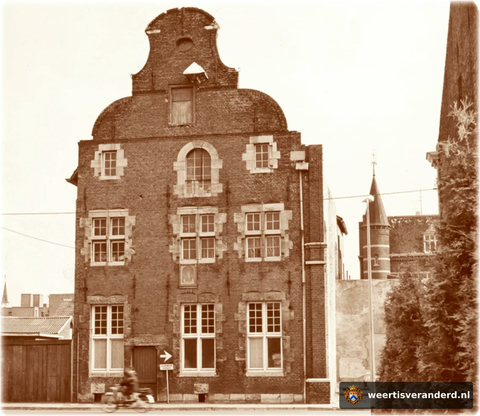 Het Muntgebouw staat hier zonder buren. Links is het pand van Henderiks afgebroken. Het nisje met het heiligenbeeldje stamt daar nog vanaf. Rechts stond een gebouw van het Bisschoppelijk College dat in november 1962 is afgebrand.