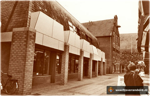 Muntpromenade, vroeger Molenstraat. Links nu V&D.