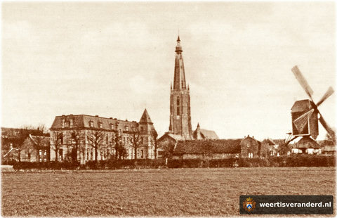 Op deze historische foto zien we rechts de Binnenmolen en links van de toren het Bisschoppelijk College. De Wilhelminasingel bestaat nog niet, want de kale bomen staan langs de restanten van de stadsgracht. Buiten die gracht was nog geen be