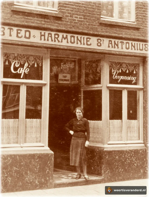 Café, kuiperij en wasserij van de familie Van de Kerkhof. Toen Molenstraat 30, later nummer 17.