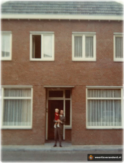 De nieuwe voorgevel van wasserij Van de Kerkhof. In de deuropening Herman van de Kerkhof met kleinzoon Bart Maes.