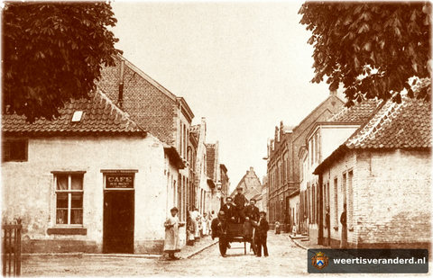 Op de hoek van de Wilhelminasingel en de Molenstraat lag toen al café De Wacht. Voor de deur staat Bet van Lierop, de uitbaatster. Het kleine kindje een huis verder was Truda Teeuwen (1904-1999). We zien ook nog net de leuning van de brug o