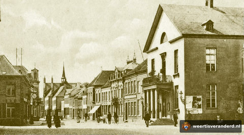 Blik in de Langstraat vanaf de Markt. Vele panden, vooral de bovenzijde, zijn nu nog herkenbaar. Op de achtergrond het torentje van de kapel van de Ursulinen.