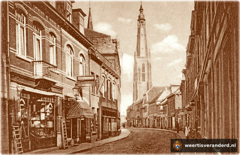 Midden in de Langstraat, richting Markt. Links de winkel in huishoudelijke artikelen van de familie Grein, nu een herenmodezaak.