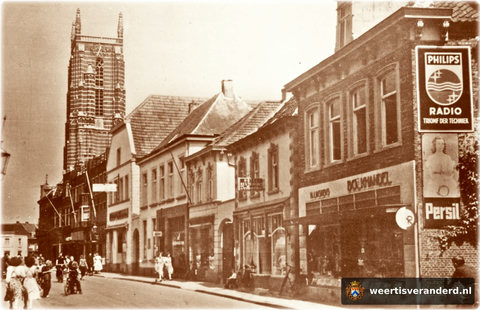 Rechts op de hoek is boekhandel Linskens gevestigd. Ervoor ligt het Paradijsstraatje. Links van de boekhandel is hotel, café Restaurant “De Rogsteaker” van de familie Wolter. In het hoge witte pand aan deze zijde van de straat was bakkerij