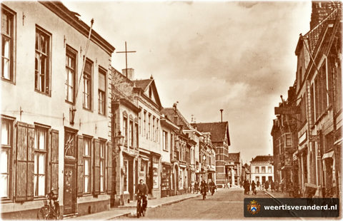 Langstraat richting Markt met op de voorgrond links het klooster van Ursulinen. Nu restaurant “De Poorter”.