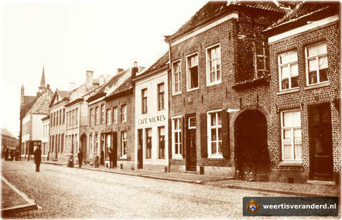 In het huis uiterst rechts was later dranken- ern sigarenzaak Lenaerts gevestigd. Achter de poort ernaast zien we nog steeds een zeer oude vakwerkgevel.Op In het tweede pand links zien we een gevelsteen met een zwaan. Hier was reeds in 1625