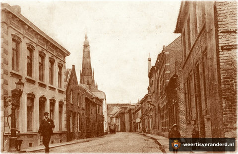 Links staat nog de gietijzeren waterpomp. Uiterst rechts is de ingang van de Kromstraat.