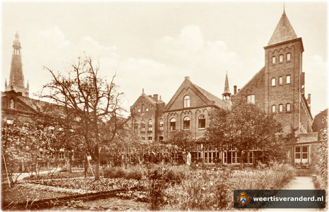 Als we tegenwoordig de Ursulinentuin inlopen is de bebouwing ook nu nog goed herkenbaar. Weliswaar is er wat bijgebouwd, maar de grote lijnen van de oorspronkelijke bouw zijn bewaard gebleven. De toren rechts is wel met een verdieping ingek