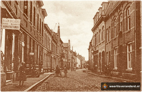Het lichte pand links is Hotel Steegmans.