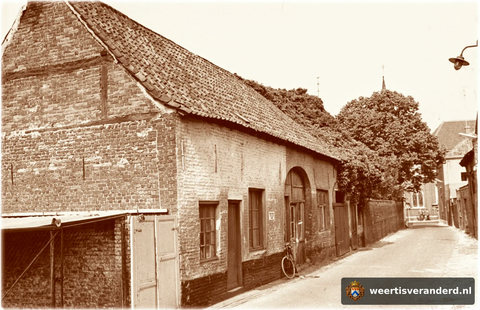 Paradijsstraat gezien richting Langstraat. Hier lagen diverse kleine werkplaatsen waaronder die van timmerwerkplaats van Doeèrus Bâlt. Helemaal rechts was de drukkerij van Herman Linskens, bijgenaamd ‘de piêpendje pörs’.