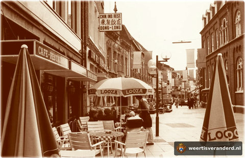 De Langstraat is inmiddels een promenade geworden. Links vooraan café restaurant ‘De Rogstèkers’ van Piet Caris. Daarnaast het Chinees Restaurant van Dong-Long.