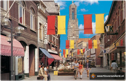 In de jaren zeventig werd ook de Langstraat omgetoverd tot promenade. Lunchroom ’t Kelderke kon toen een terras buiten zetten.