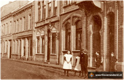 In het pand waar de kinderen voor staan was vroeger fotograaf Lambrichts. Hier en in het pand ernaast is Paul Jacobs gevestigd.