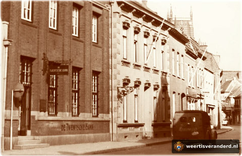 Het gebouw van de Twentse bank met het woonhuis van directeur Moers. Beide panden zijn gesloopt voor de nieuwbouw van de ABN-AMRO bank.