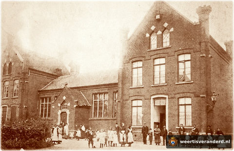 De stadsschool aan de Langpoort. De school werd gebouwd in 1870, maar omdat de fundering niet goed was stond de school twintig jaar later bijna op instorten.