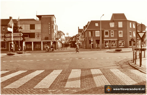 Links horlogerie Mennen en rechts een stoffenzaak na een ingrijpende modernisering. Ook de eerste rotonde is verdwenen, maar weldra zal hier een verhoogde kruising, de zogenaamde “buik van Verheggen” verwezenlijkt worden.