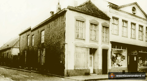Op de hoek van de Van Berlostraat en de Langstraat lag het huis van slager Saes. Ernaast de winkel van de HAKA, later Coöperatie. Erboven woonde Jean Verheggen, oud wethouder van Weert. In de straat lagen vele lage huisjes.
