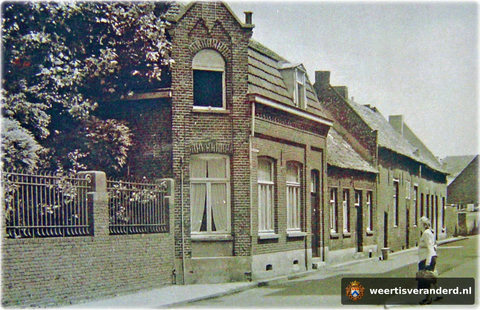 Het hekwerk links op de voorgrond vormde de afsluiting van de tuin van het Bisschoppelijk College op de hoek van de Wilhelminasingel en de Van Berlostraat. In het hoekhuis woonde in de vroegere jaren de molenaar van de Binnenmolen die op de